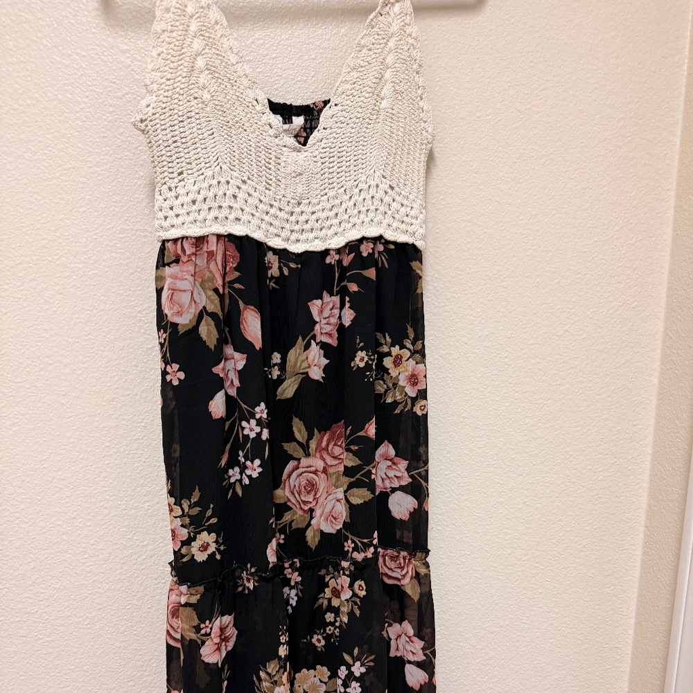 Indulge Floral Crochet Maxi Dress Black Beige Pink Green V-Neck Strappy Sz M
